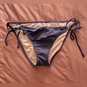 Victoria's Secret deep purple bow bikini bottom. SzM. Like new.